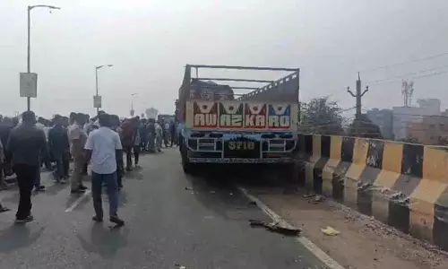 ओडिशा के Berhampur में ट्रक ने तीन बाइकों को टक्कर मारी, पांच लोगों की मौत ओडिशा के Berhampur में ट्रक ने तीन बाइकों को टक्कर मारी, पांच लोगों की मौत