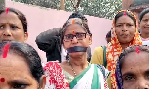 Dhanbad: बाउंड्री वॉल विवाद में वकील-पेन डाउन, स्वास्थ्य कर्मियों का धरना जारी