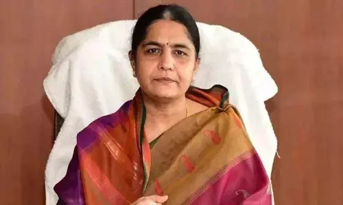 विधायक सुनिता लक्ष्मा रेड्डी ने KCR को SIT नोटिस पर निशाना साधा विधायक सुनिता लक्ष्मा रेड्डी ने KCR को SIT नोटिस पर निशाना साधा