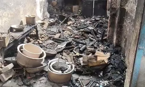 Old Malda में 2 दुकानों में लूटपाट कर आग लगाई गई; विरोध प्रदर्शन शुरू हो गए