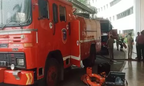 Hyderabad में तेलंगाना स्टेट बस भवन के बेसमेंट में आग लग गई Hyderabad में तेलंगाना स्टेट बस भवन के बेसमेंट में आग लग गई