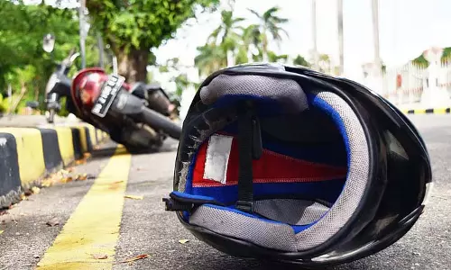 Police ने बिना हेलमेट के नेशनल हाईवे पर बाइक चलाने वाले बाइकर्स के लिए अज्ञानता को ज़िम्मेदार ठहराया Police ने बिना हेलमेट के नेशनल हाईवे पर बाइक चलाने वाले बाइकर्स के लिए अज्ञानता को ज़िम्मेदार ठहराया