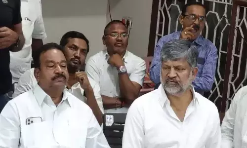 BRS जगतियाल नेताओं ने केसीआर को SIT नोटिस की निंदा की BRS जगतियाल नेताओं ने केसीआर को SIT नोटिस की निंदा की