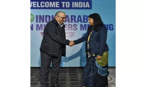 UAE मंत्री दिल्ली में भारत-अरब विदेश मंत्रियों की बैठक के लिए पहुंचे UAE मंत्री दिल्ली में भारत-अरब विदेश मंत्रियों की बैठक के लिए पहुंचे