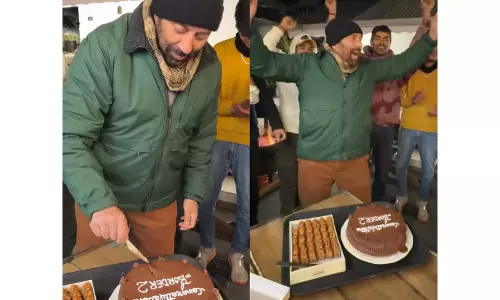 सनी देओल ने Border 2 की सफलता का जश्न मनाते हुए केक काटा और खुशी से नाच उठे