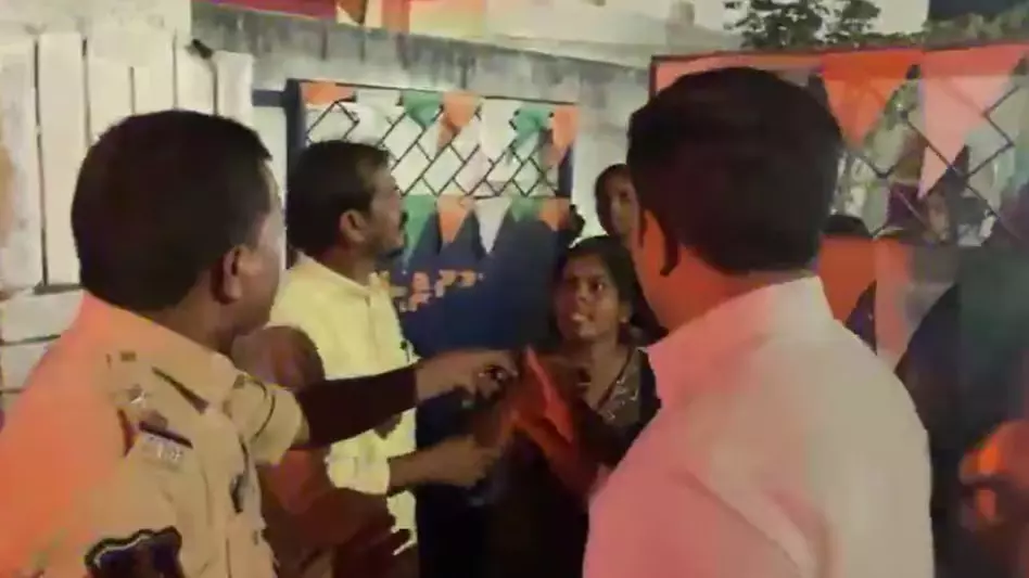 हॉस्टल की 25 छात्राएं हॉस्पिटल में भर्ती, फूड पॉइजनिंग की शिकायत हॉस्टल की 25 छात्राएं हॉस्पिटल में भर्ती, फूड पॉइजनिंग की शिकायत