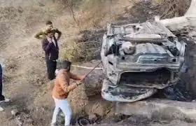 Rajkot: 8 फीट ऊंचाई से गिरी कार, 3 लोग जिंदा जले Rajkot: 8 फीट ऊंचाई से गिरी कार, 3 लोग जिंदा जले