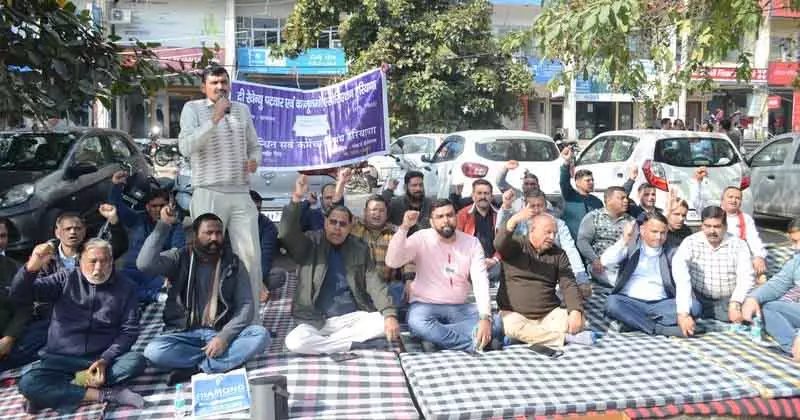 Karnal: पटवारियों और कानूनगो की हड़ताल से लोगों को परेशानी Karnal: पटवारियों और कानूनगो की हड़ताल से लोगों को परेशानी
