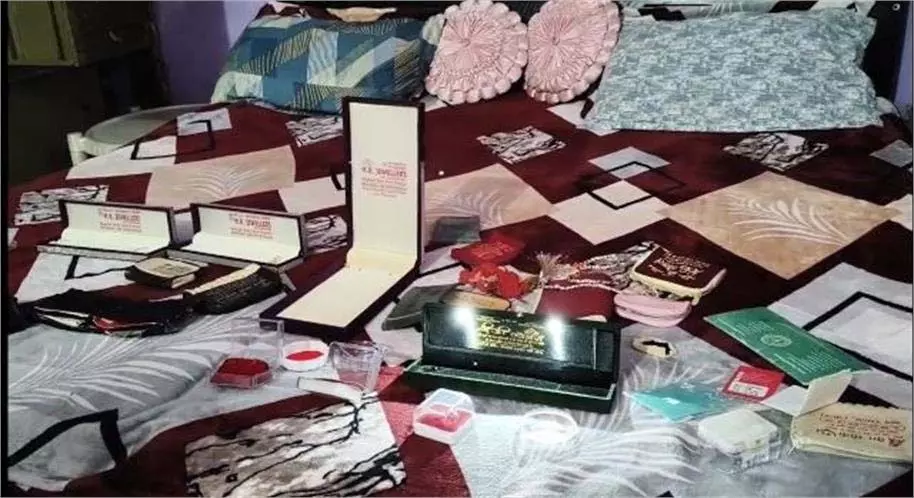 Haryana: दिनदहाड़े 10 तोले सोना-चांदी समेत 1.20 लाख रुपए ले उड़े चोर Haryana: दिनदहाड़े 10 तोले सोना-चांदी समेत 1.20 लाख रुपए ले उड़े चोर