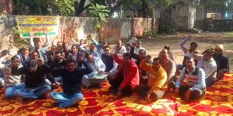 Sonipat: 6 सहयोगियों के सस्पेंशन के विरोध में पटवारी, कानूनगो का प्रदर्शन Sonipat: 6 सहयोगियों के सस्पेंशन के विरोध में पटवारी, कानूनगो का प्रदर्शन
