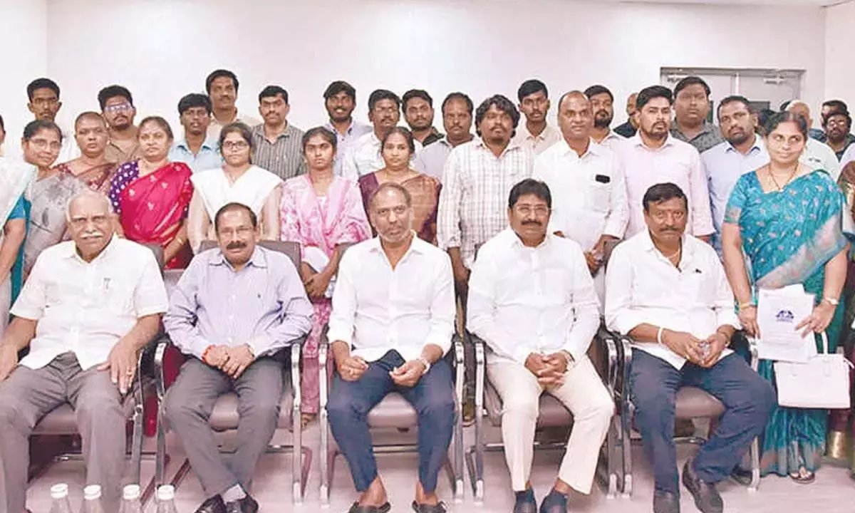 Andhra: मृतक पावर स्टाफ के 27 परिवारों को नौकरी मिली है Andhra: मृतक पावर स्टाफ के 27 परिवारों को नौकरी मिली है