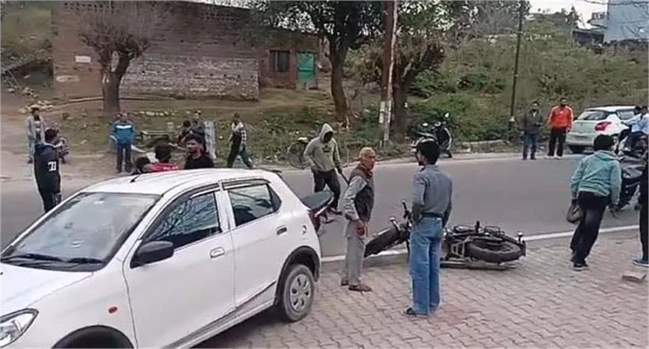 Punjab : मार्केट में जमकर चले तेजधार हथियार, तीन युवक घायल Punjab : मार्केट में जमकर चले तेजधार हथियार, तीन युवक घायल