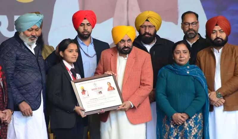 पिछली सरकार के दौरान स्कॉलरशिप योजना में भ्रष्टाचार हुआ: CM Bhagwant Mann पिछली सरकार के दौरान स्कॉलरशिप योजना में भ्रष्टाचार हुआ: CM Bhagwant Mann