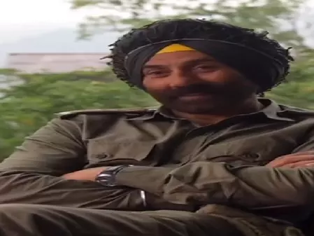 ढाई किलो के हाथ के साथ 5 किलो का दिल : बॉर्डर-2 की बीटीएस वीडियो में दिखा सनी देओल का अनदेखा पहलू ढाई किलो के हाथ के साथ 5 किलो का दिल : बॉर्डर-2 की बीटीएस वीडियो में दिखा सनी देओल का अनदेखा पहलू