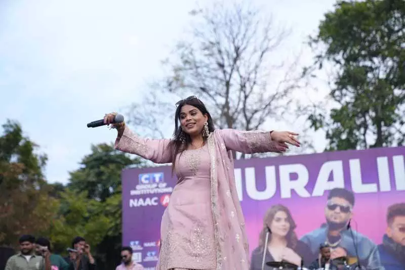 Jalandhar: सिंगर जी खान, सब्बा और जैस्मीन अख्तर ने ऑरा लाइव में स्टेज पर आग लगा दी Jalandhar: सिंगर जी खान, सब्बा और जैस्मीन अख्तर ने ऑरा लाइव में स्टेज पर आग लगा दी