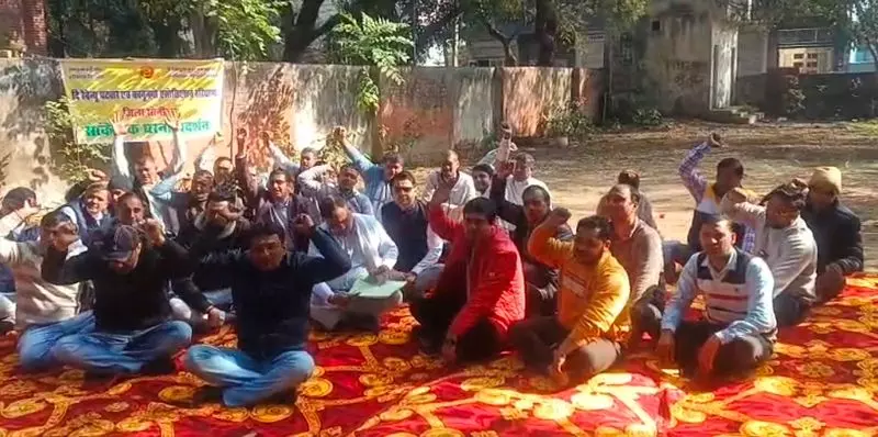 Sonipat में 6 सहयोगियों के सस्पेंशन के विरोध में पटवारी, कानूनगो ने विरोध प्रदर्शन Sonipat में 6 सहयोगियों के सस्पेंशन के विरोध में पटवारी, कानूनगो ने विरोध प्रदर्शन