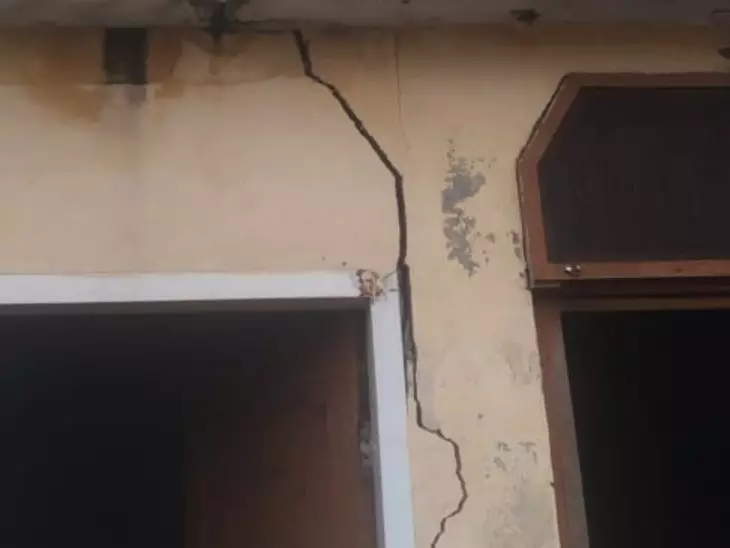 Panipat: दीवार गिरने से इलाके में डर का माहौल Panipat: दीवार गिरने से इलाके में डर का माहौल