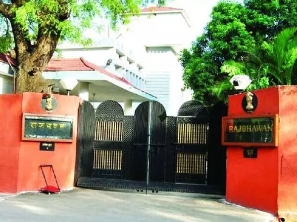 स्कूल के विद्यार्थियों ने देखा लोकभवन स्कूल के विद्यार्थियों ने देखा लोकभवन