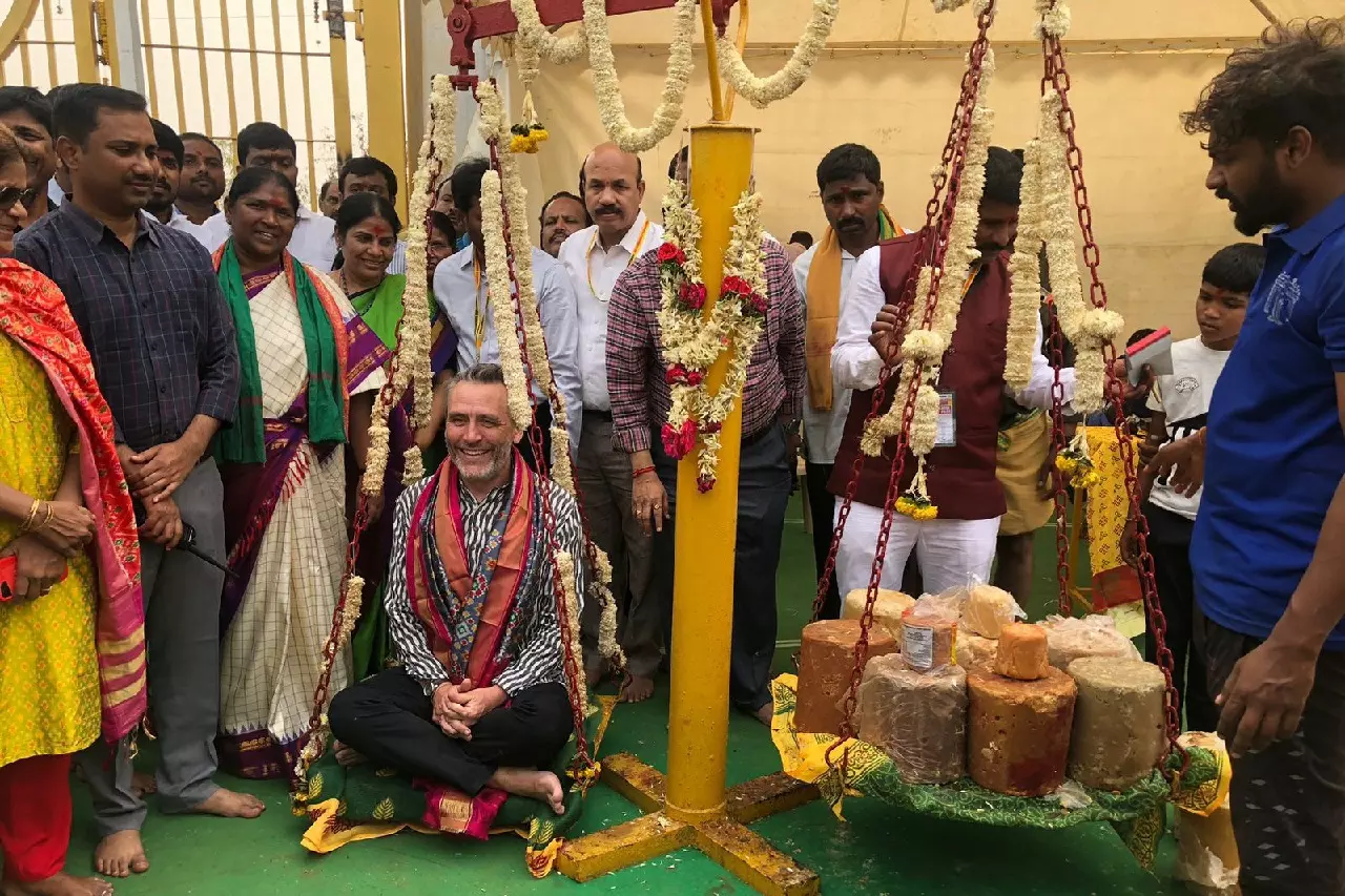 Telangana के मेदाराम में आदिवासी मेले के लिए लाखों श्रद्धालु उमड़े Telangana के मेदाराम में आदिवासी मेले के लिए लाखों श्रद्धालु उमड़े