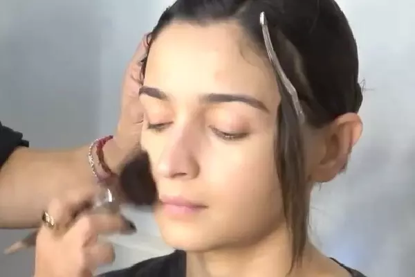 Alia Bhatt ने हाई-ग्लैम लुक के पीछे की तैयारी कैमरे में दिखाई Alia Bhatt ने हाई-ग्लैम लुक के पीछे की तैयारी कैमरे में दिखाई