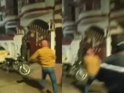 Lucknow: गोमती नगर में सिगरेट की कीमत को लेकर पुरुषों के ग्रुप में हिंसक झड़प Lucknow: गोमती नगर में सिगरेट की कीमत को लेकर पुरुषों के ग्रुप में हिंसक झड़प