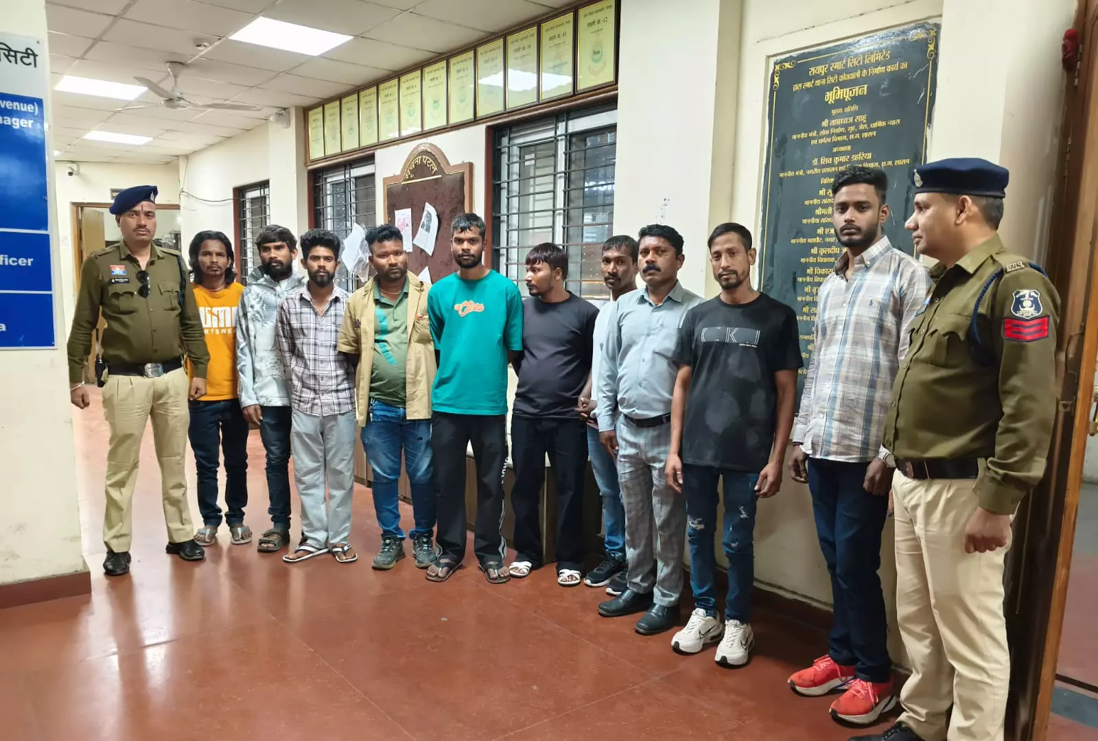 कमिश्नरेट लागू होने के बाद पुलिस का बदला अंदाज़, खेल मैदान और सुनसान इलाके सुरक्षित करने निकल रहे पुलिस जवान कमिश्नरेट लागू होने के बाद पुलिस का बदला अंदाज़, खेल मैदान और सुनसान इलाके सुरक्षित करने निकल रहे पुलिस जवान