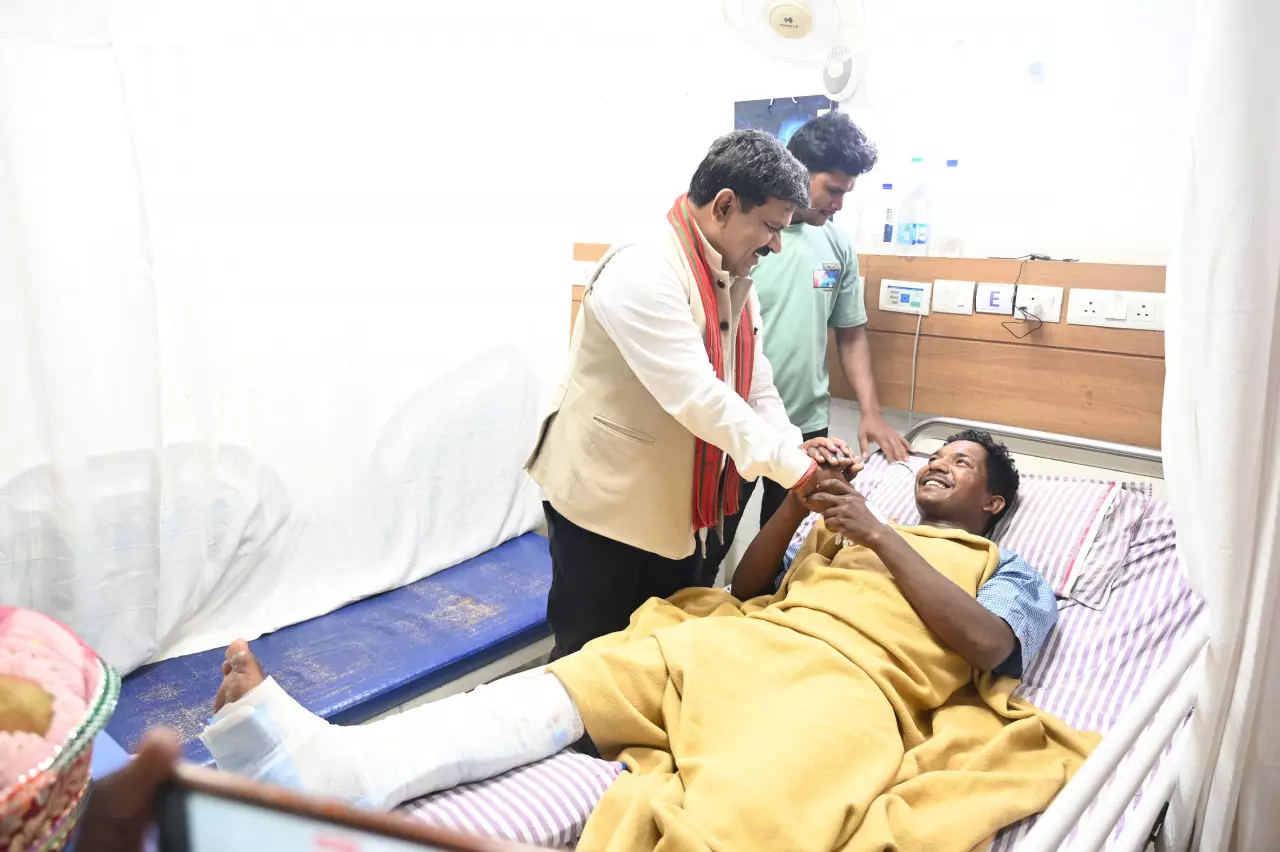 गृहमंत्री विजय शर्मा ने आईईडी ब्लास्ट में घायल जवानों से अस्पताल में की मुलाकात गृहमंत्री विजय शर्मा ने आईईडी ब्लास्ट में घायल जवानों से अस्पताल में की मुलाकात