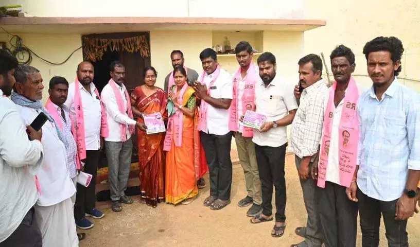गन रेड्डी राधिका युगेंदर रेड्डी Marriguda में चुनाव प्रचार कर रहे गन रेड्डी राधिका युगेंदर रेड्डी Marriguda में चुनाव प्रचार कर रहे