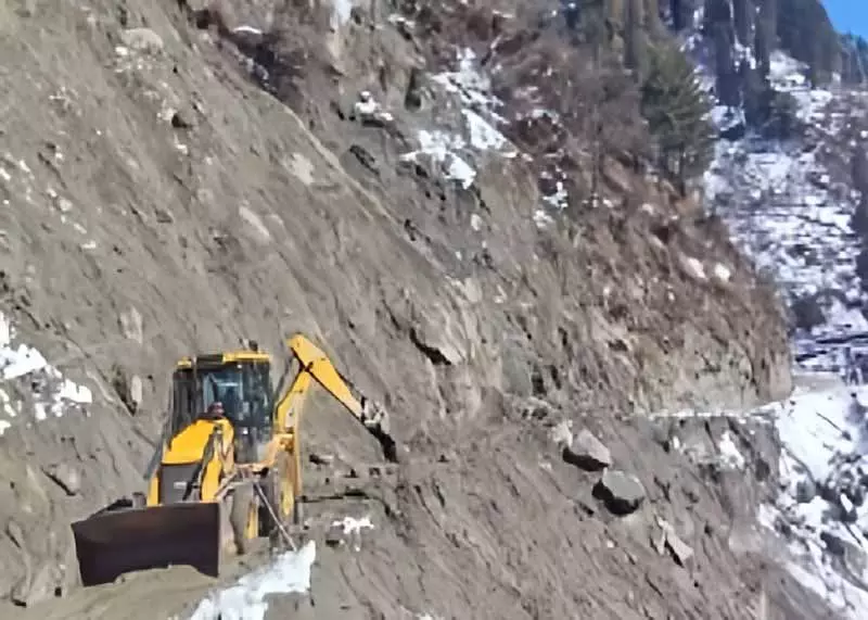 अस्थिर पहाड़ियों से मलबा गिरने से Manikaran Road पर पर्यटकों की जान को खतरा है अस्थिर पहाड़ियों से मलबा गिरने से Manikaran Road पर पर्यटकों की जान को खतरा है