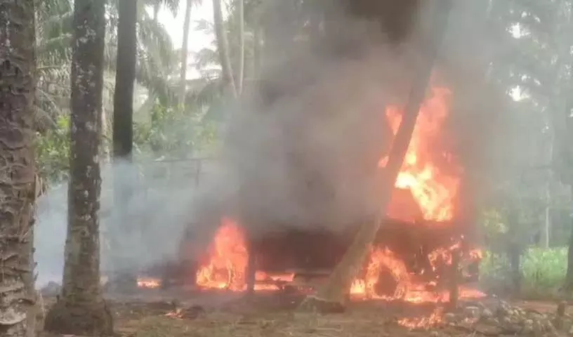 एक Lorry में आग लग गई और एक व्यक्ति जिंदा जल गया एक Lorry में आग लग गई और एक व्यक्ति जिंदा जल गया