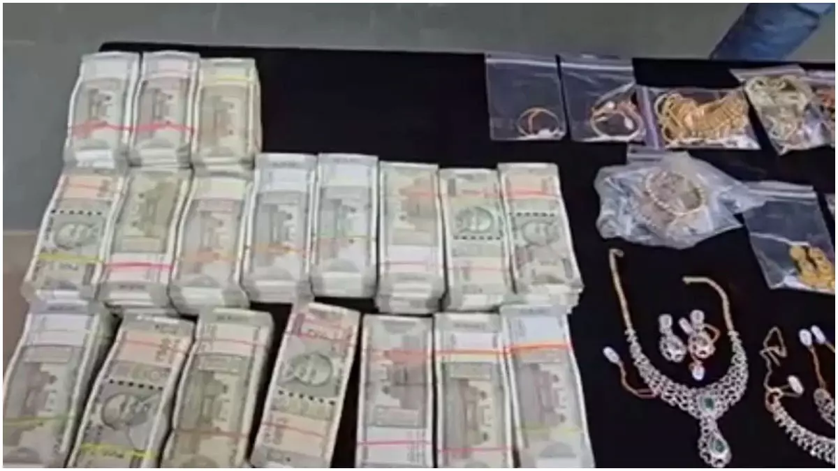 दुबई ट्रिप पड़ी भारी! डॉक्टर के घर 1.47 करोड़ की बड़ी चोरी दुबई ट्रिप पड़ी भारी! डॉक्टर के घर 1.47 करोड़ की बड़ी चोरी