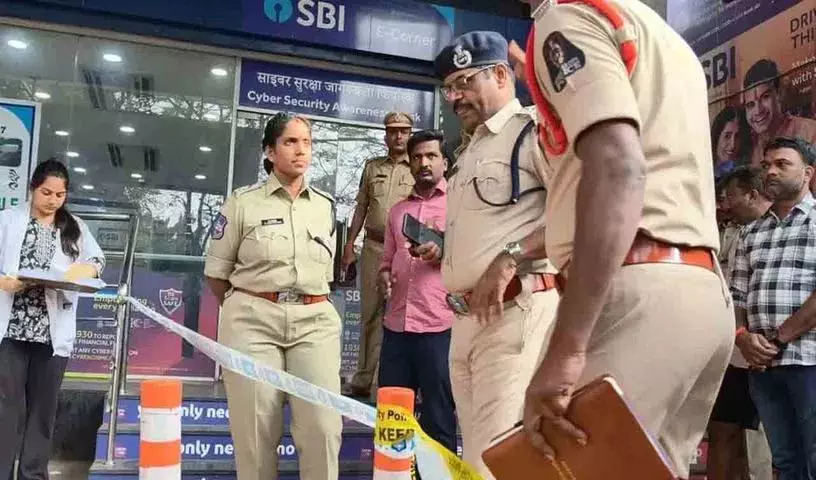 DCP Anand शहर में हुई फायरिंग की घटना की जांच कर रहे DCP Anand शहर में हुई फायरिंग की घटना की जांच कर रहे