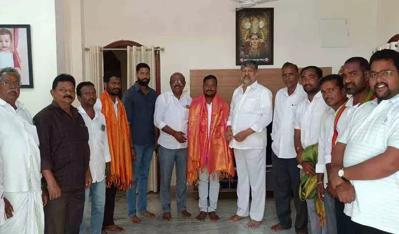 MLC एल रमना ने ग्राम पंचायत गवर्निंग बॉडी को सम्मानित किया MLC एल रमना ने ग्राम पंचायत गवर्निंग बॉडी को सम्मानित किया