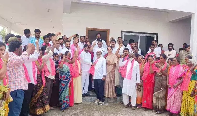 पूर्व मंत्री जगदीश रेड्डी ने BRS पार्टी में नए सदस्यों का स्वागत किया पूर्व मंत्री जगदीश रेड्डी ने BRS पार्टी में नए सदस्यों का स्वागत किया
