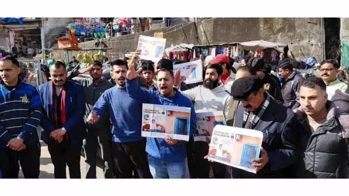बिजली कटौती के खिलाफ BJP का विरोध प्रदर्शन, अब्दुल्ला ब्रिज को ब्लॉक किया बिजली कटौती के खिलाफ BJP का विरोध प्रदर्शन, अब्दुल्ला ब्रिज को ब्लॉक किया