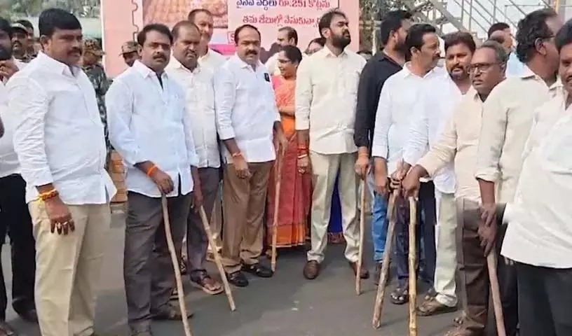 YCP के पूर्व मंत्री अंबाती रामबाबू पर हमले की कोशिश YCP के पूर्व मंत्री अंबाती रामबाबू पर हमले की कोशिश