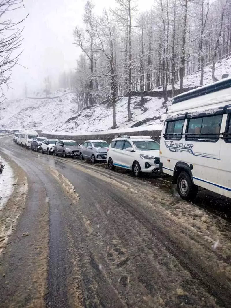 Himachal में तीन NH समेत 485 सड़कें अभी भी बंद हैं Himachal में तीन NH समेत 485 सड़कें अभी भी बंद हैं