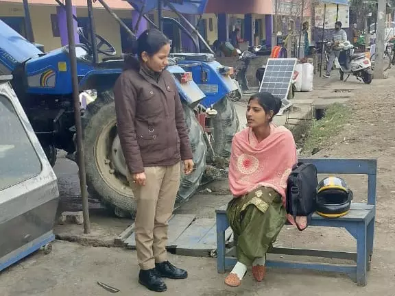 Farrukhabad: हेल्पलाइन से जुड़ी महिलाओं और बालिकाओं की सुरक्षा योजना Farrukhabad: हेल्पलाइन से जुड़ी महिलाओं और बालिकाओं की सुरक्षा योजना