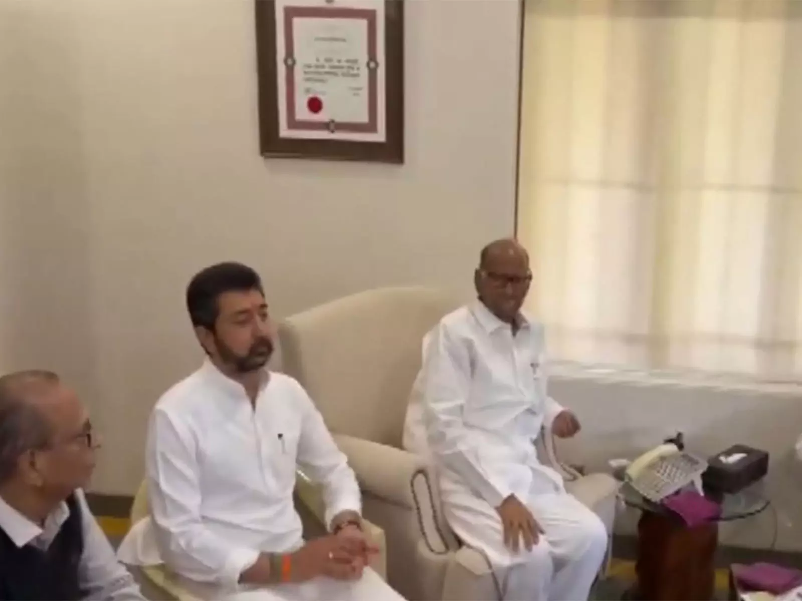 Lucknow के एक रेस्तरां में अज्ञात हमलावरों ने सेवानिवृत्त वायुसेना अधिकारी को गोली मार दी Lucknow के एक रेस्तरां में अज्ञात हमलावरों ने सेवानिवृत्त वायुसेना अधिकारी को गोली मार दी