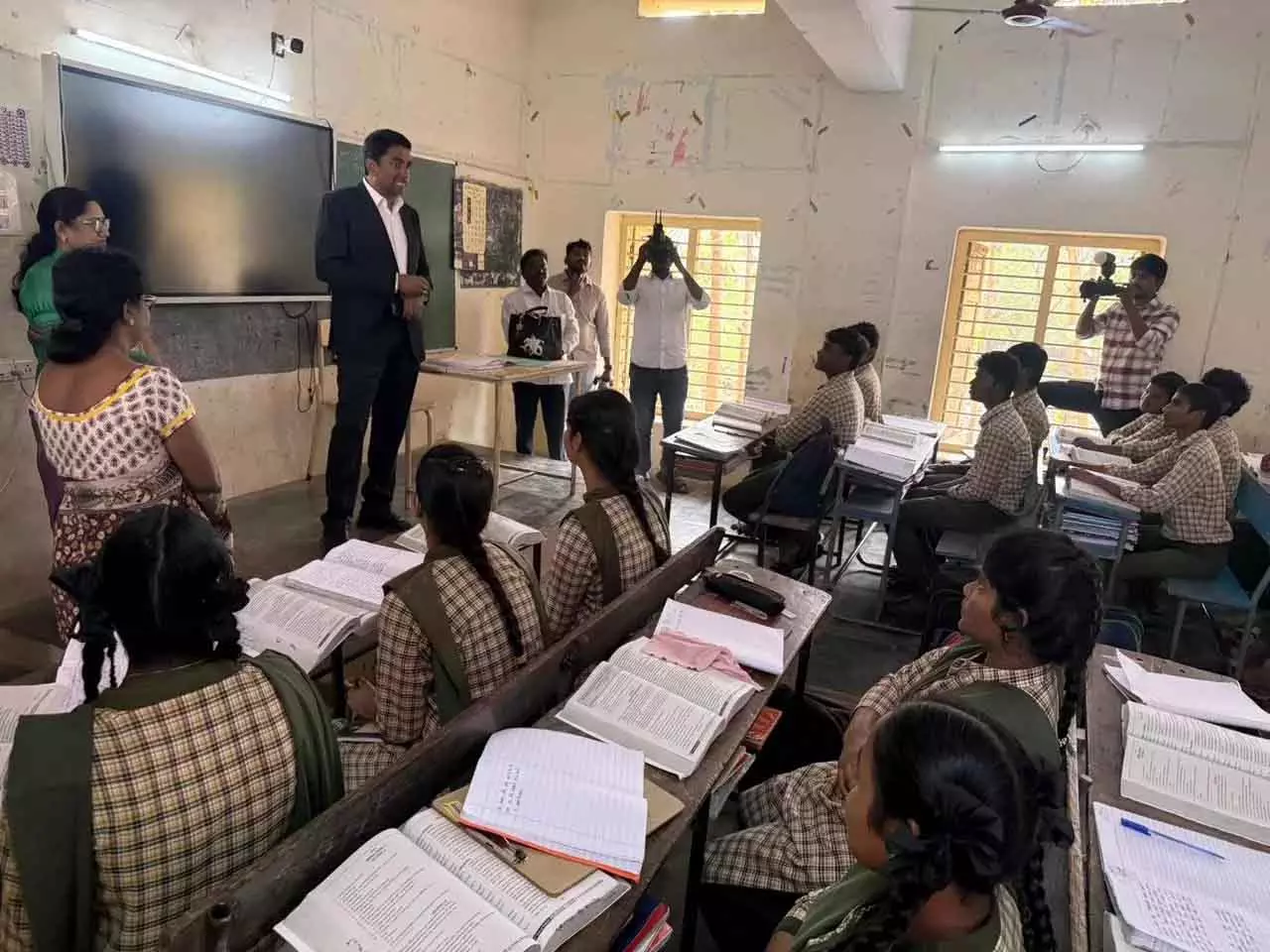 कलेक्टर की Student को सलाह: आलस छोड़ें, आत्मविश्वास के साथ दें बोर्ड परीक्षा कलेक्टर की Student को सलाह: आलस छोड़ें, आत्मविश्वास के साथ दें बोर्ड परीक्षा