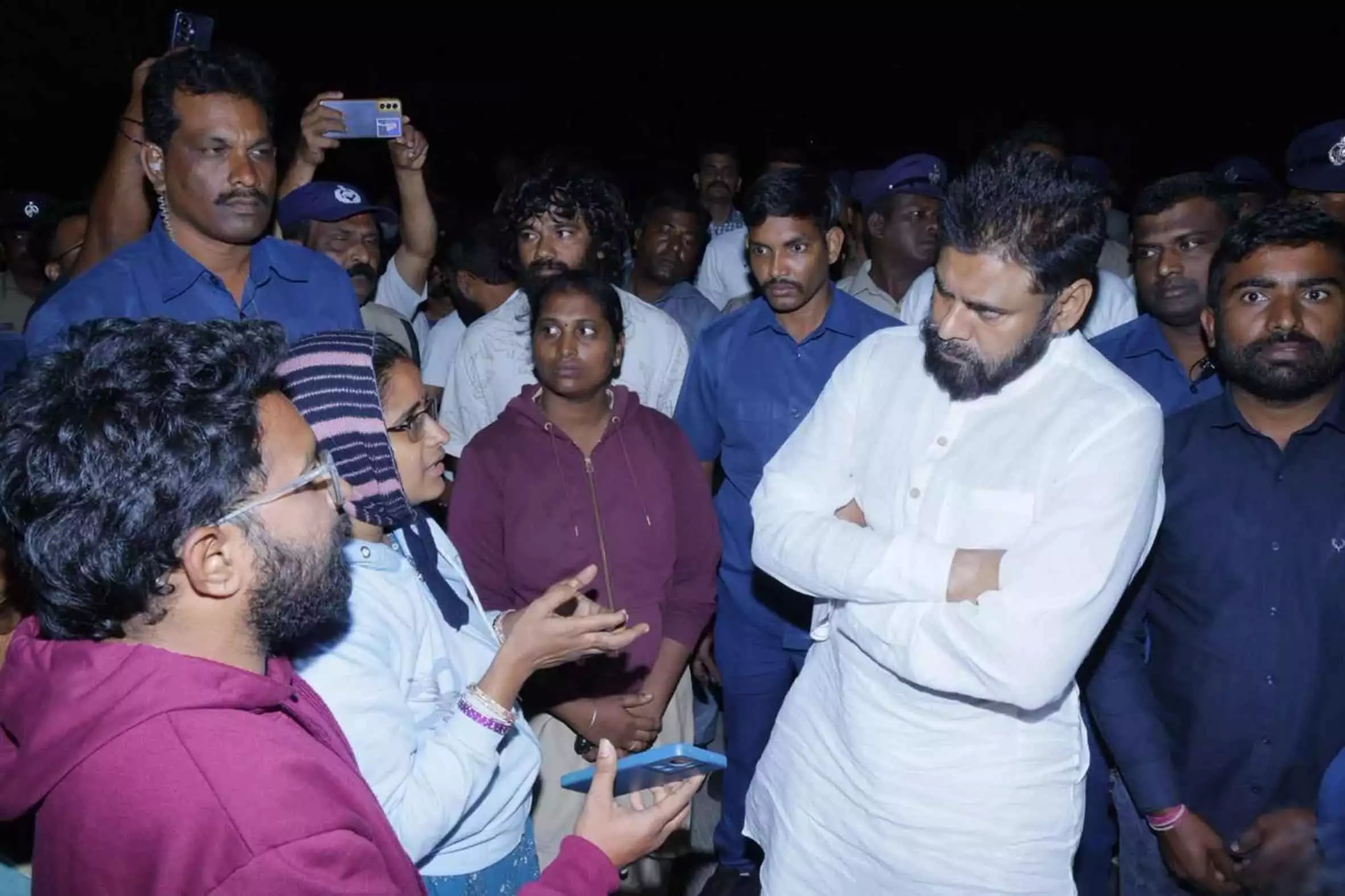 KGH में लापरवाही पर सख्त Pawan Kalyan: डिप्टी सीएम ने दिए जांच के आदेश KGH में लापरवाही पर सख्त Pawan Kalyan: डिप्टी सीएम ने दिए जांच के आदेश