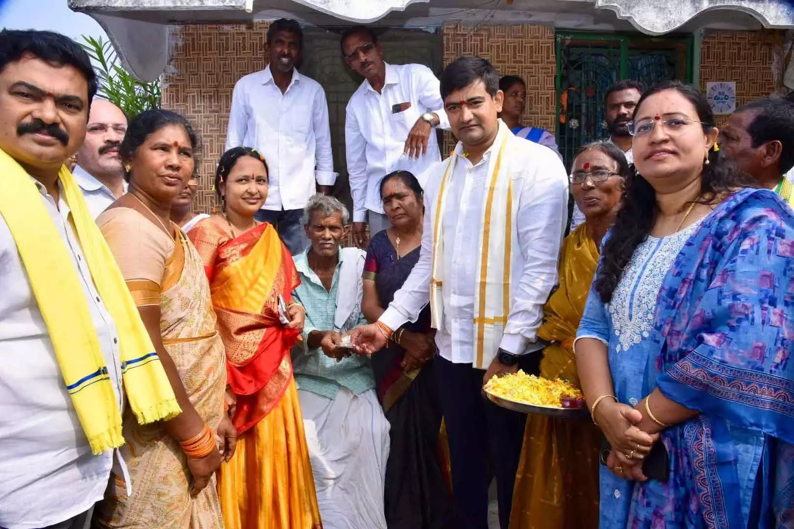 NTR Bharosa Pension : छुट्टी के कारण एक दिन पहले ही बांटी गई पेंशन NTR Bharosa Pension : छुट्टी के कारण एक दिन पहले ही बांटी गई पेंशन