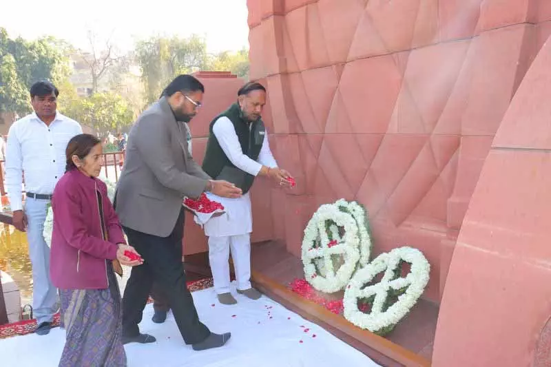 Jallianwala Bagh में राष्ट्रपिता की पुण्यतिथि पर उन्हें पुष्पांजलि अर्पित की गई Jallianwala Bagh में राष्ट्रपिता की पुण्यतिथि पर उन्हें पुष्पांजलि अर्पित की गई