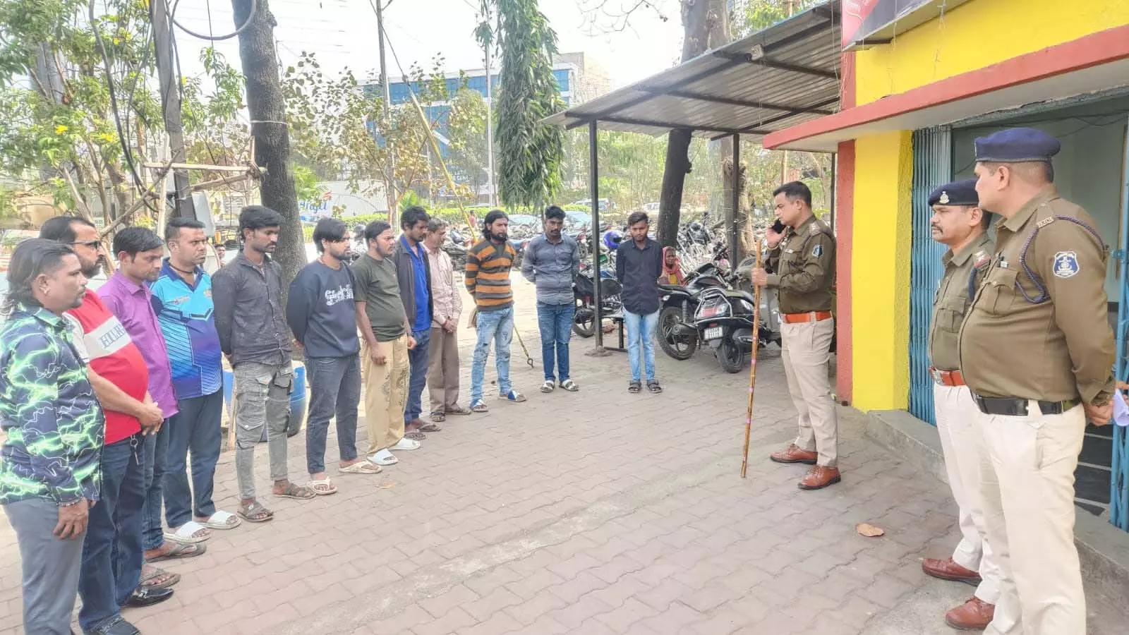 रायपुर में पुलिस का सख्त एक्शन, 35 चाकूबाज-हिस्ट्रीशीटर थाना हाजिर रायपुर में पुलिस का सख्त एक्शन, 35 चाकूबाज-हिस्ट्रीशीटर थाना हाजिर