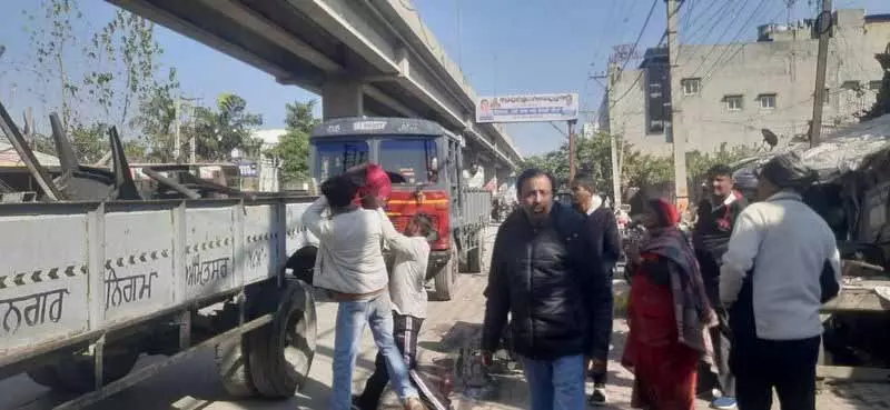 Loharka, बटाला रोड पर एमसी द्वारा अतिक्रमण हटाओ अभियान Loharka, बटाला रोड पर एमसी द्वारा अतिक्रमण हटाओ अभियान