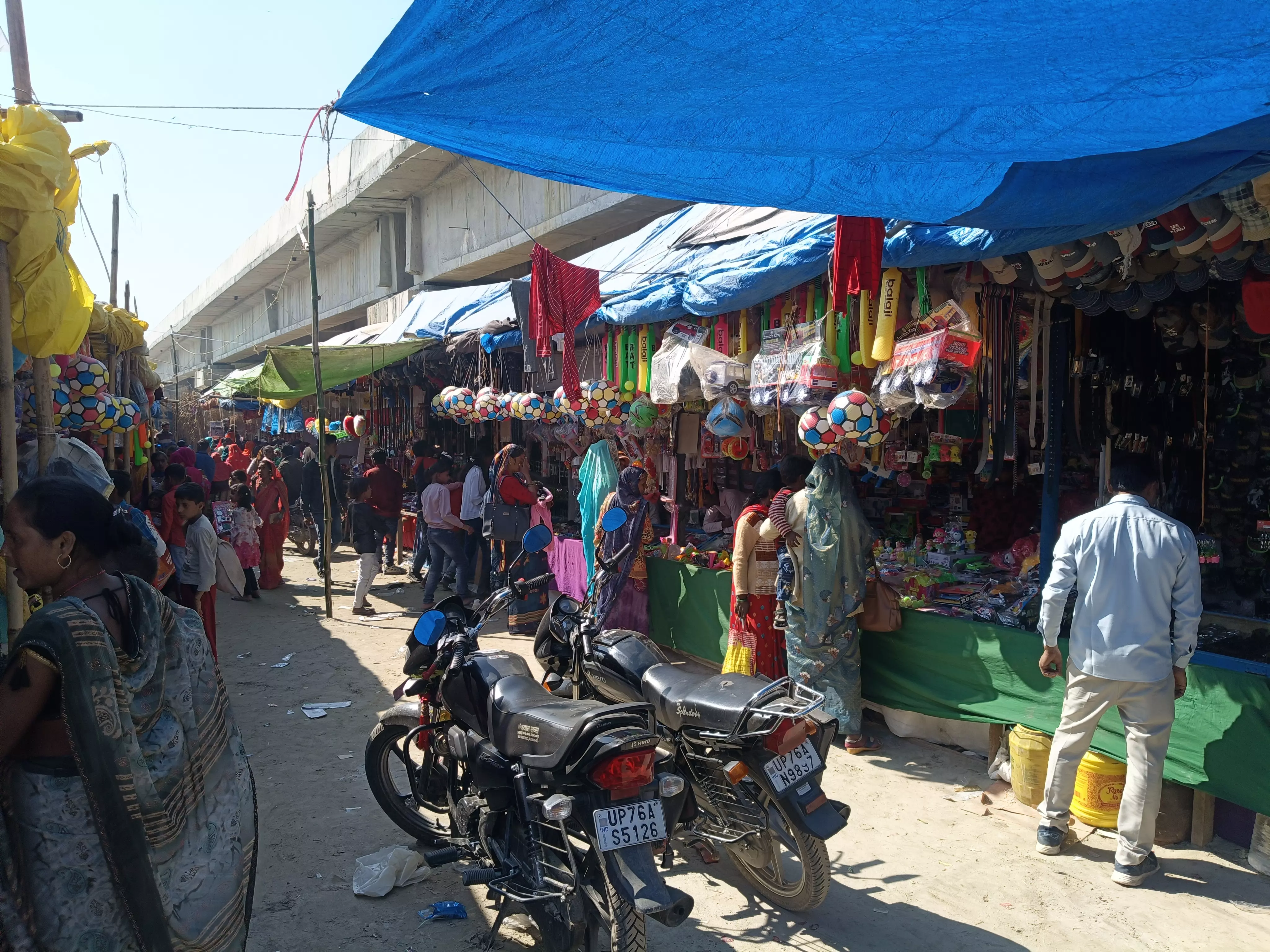 Farrukhabad: मेला रामनगरिया में बवाल, अवैध वसूली और महिला दुकानदार से अभद्रता का आरोप Farrukhabad: मेला रामनगरिया में बवाल, अवैध वसूली और महिला दुकानदार से अभद्रता का आरोप