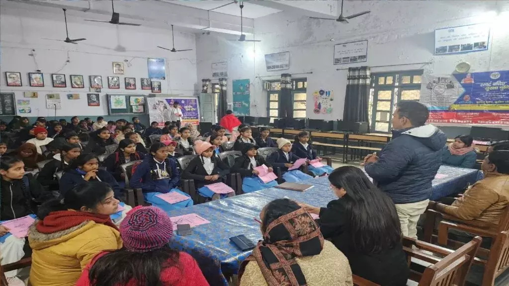 Farrukhabad: राष्ट्रीय सड़क सुरक्षा माह का समापन, छात्राओं ने जताया सुरक्षा संकल्प Farrukhabad: राष्ट्रीय सड़क सुरक्षा माह का समापन, छात्राओं ने जताया सुरक्षा संकल्प
