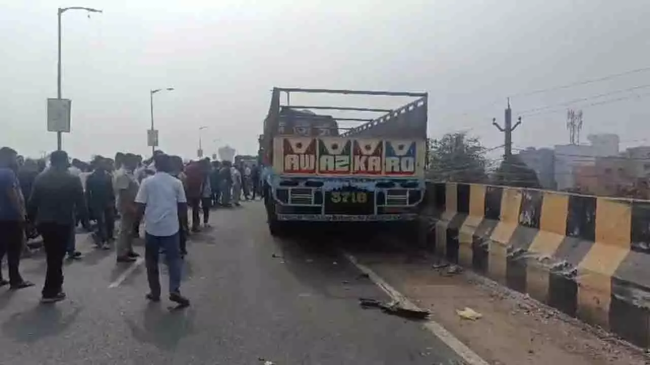 ओडिशा के Berhampur में ट्रक ने तीन बाइकों को टक्कर मारी, पांच लोगों की मौत ओडिशा के Berhampur में ट्रक ने तीन बाइकों को टक्कर मारी, पांच लोगों की मौत