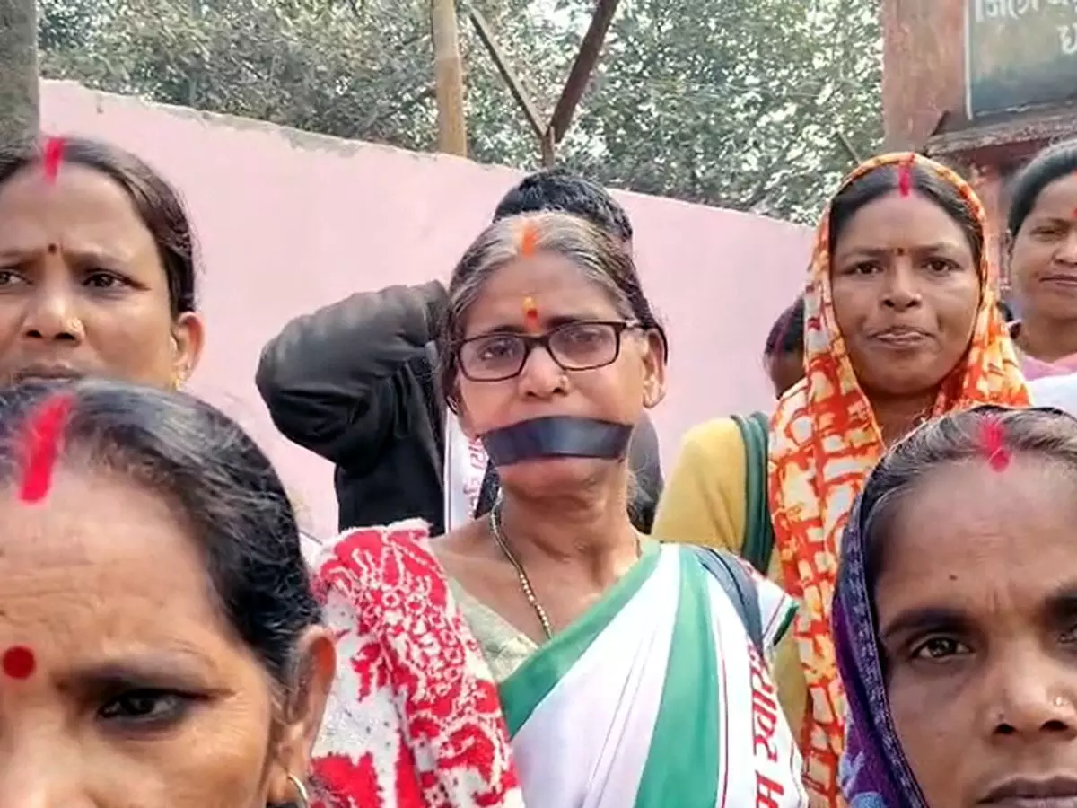 Dhanbad: बाउंड्री वॉल विवाद में वकील-पेन डाउन, स्वास्थ्य कर्मियों का धरना जारी Dhanbad: बाउंड्री वॉल विवाद में वकील-पेन डाउन, स्वास्थ्य कर्मियों का धरना जारी