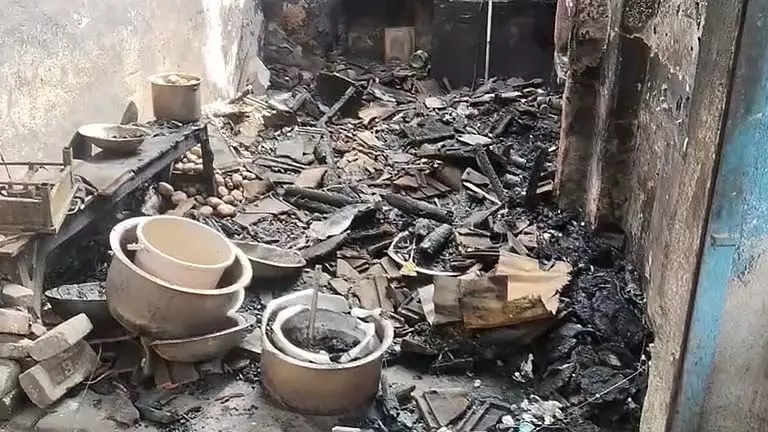 Old Malda में 2 दुकानों में लूटपाट कर आग लगाई गई; विरोध प्रदर्शन शुरू हो गए Old Malda में 2 दुकानों में लूटपाट कर आग लगाई गई; विरोध प्रदर्शन शुरू हो गए